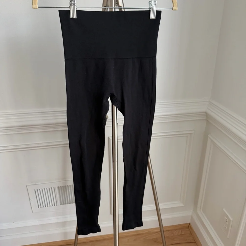 SPANXShape Black Ribbed Knit Leggings Small